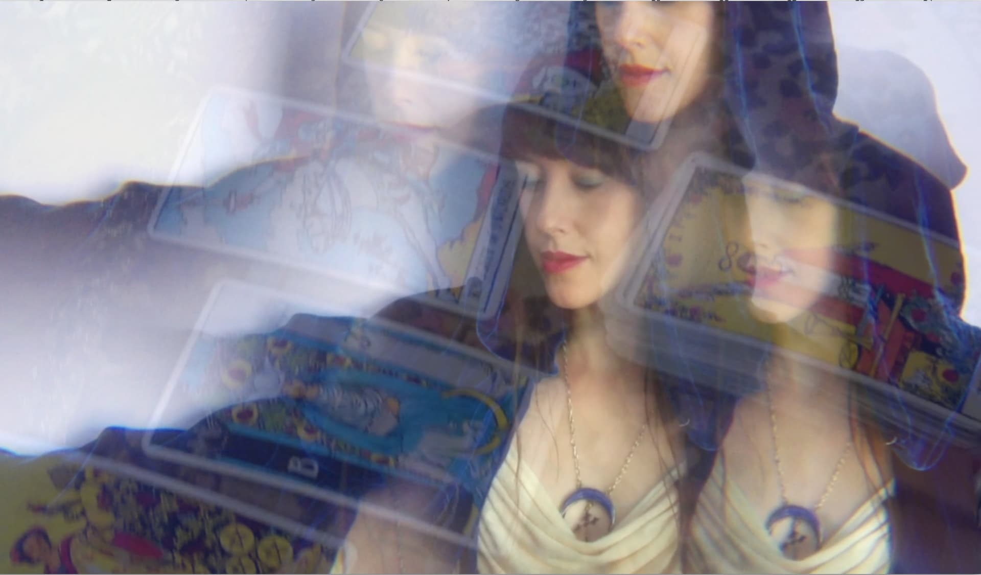 The Tarot Woman tarot reading at an event in San Francisco — photo 1